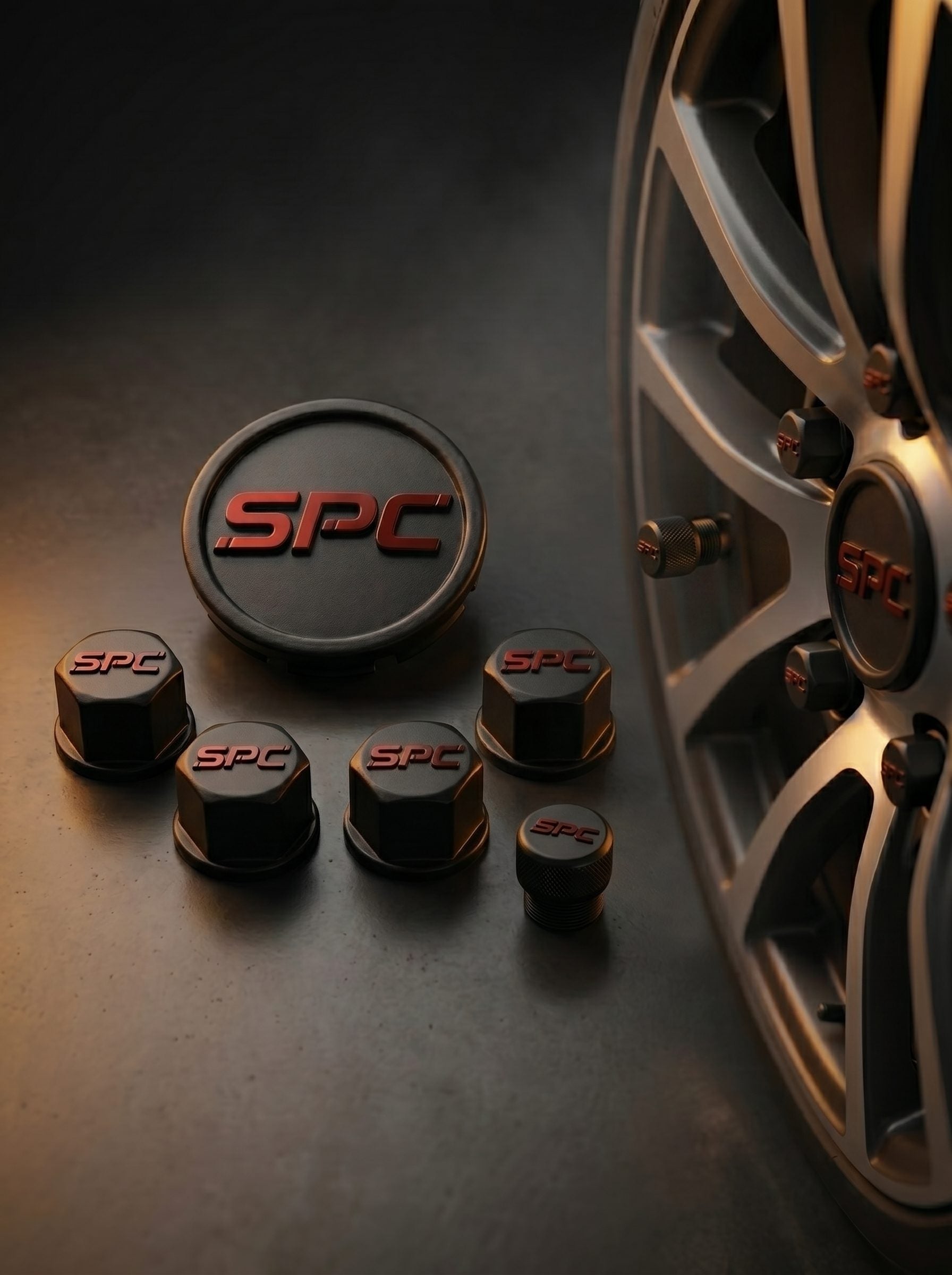 Set de tapas y birlos SPC custom para rin — acabado mate negro con logo rojo